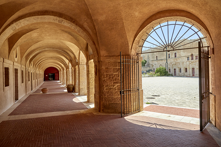 Fort Ganteaume : intérieur de l'angle Nord-Est de la galerie portique donnant sur la Place d'armes.