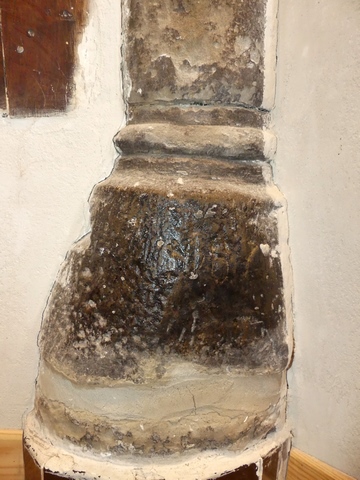 Rez-de-chaussée surélevé, cuisine. Mur nord, jambage de cheminée. Détail de la base avec date gravée (1680 ?).