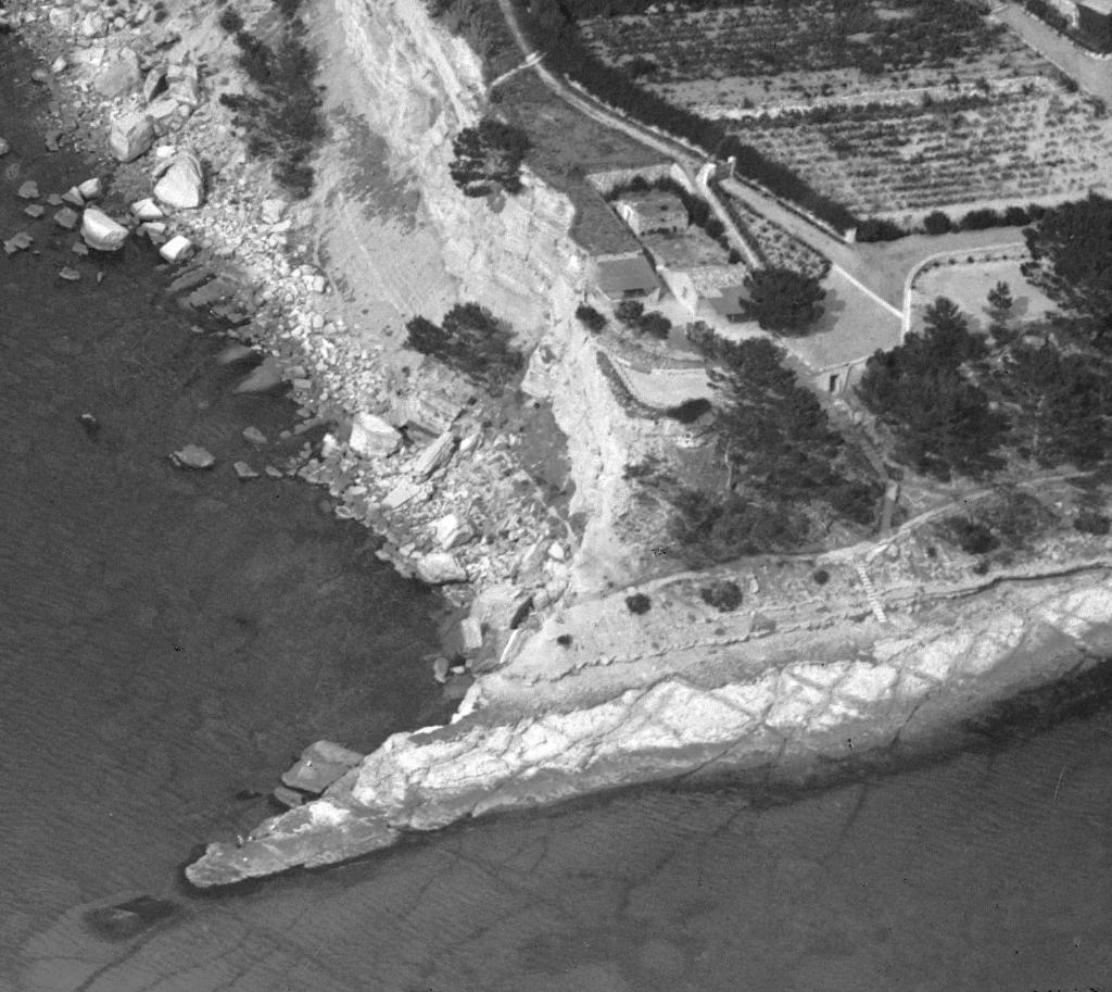 [Vue aérienne oblique de la baie de Cassis prise de l'Est]. 1931. Détail : l'ancienne batterie de la pointe des Lombards.