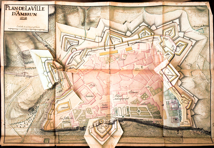 Plan de la ville d'Embrun. 1718. [Etat des lieux et projets] 1718.
