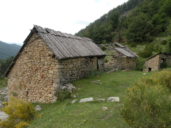 Quartier du Villard, ensemble d'entrepôts agricoles.