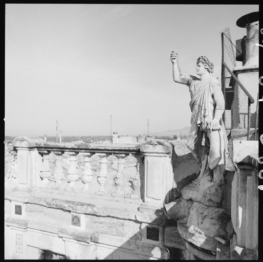 Statue placée à l'angle de la terrasse supérieure.