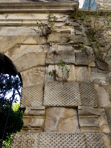 Portail de la cour, détail.