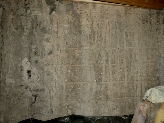 Dépendance agricole. Etage de comble, ancien pignon ouest du bâtiment principal avec enduit à faux appareil façonné.
