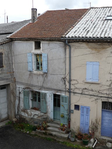Toit à un pan. Maison située rue du Château au bourg de Ribiers (parcelle 1998 E2 654).
