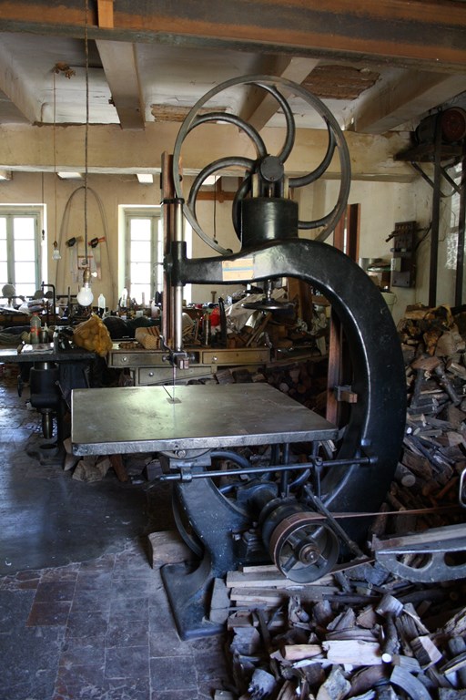 ensemble des machines de l'atelier de menuiserie : machine à dégauchir, machine à toupiller, scie, machine à raboter, machine à usiner par outil de coupe