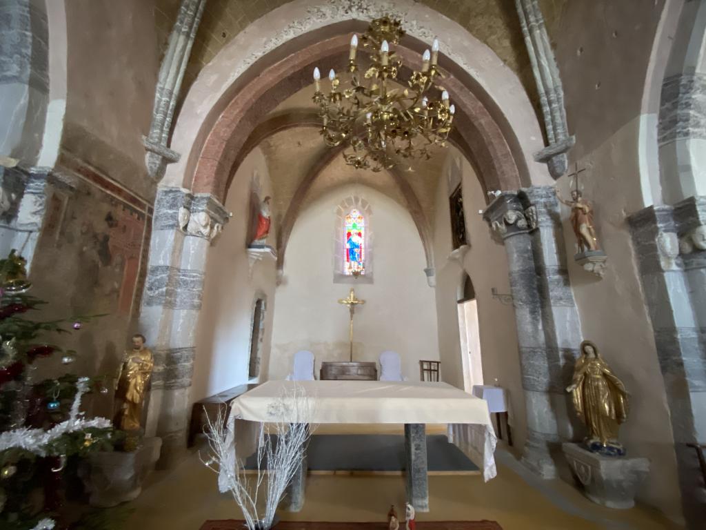 Vue du chœur depuis la travée centrale du faux transept.