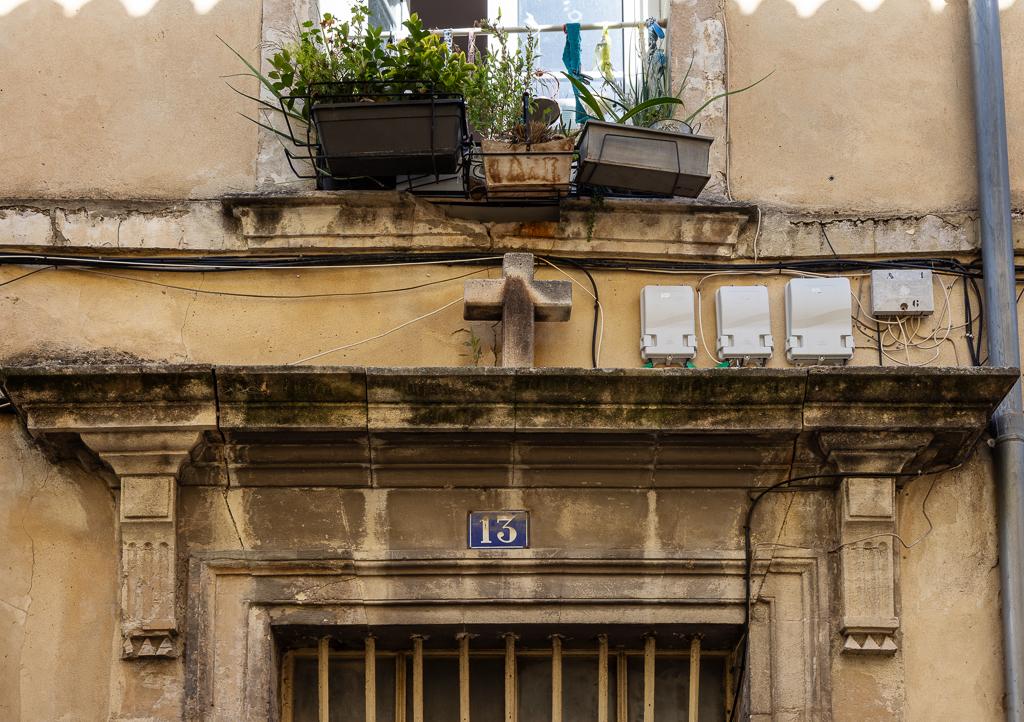 Façade sud sur la rue Michelet, porte d'entrée, détail (parcelle CP 543). 