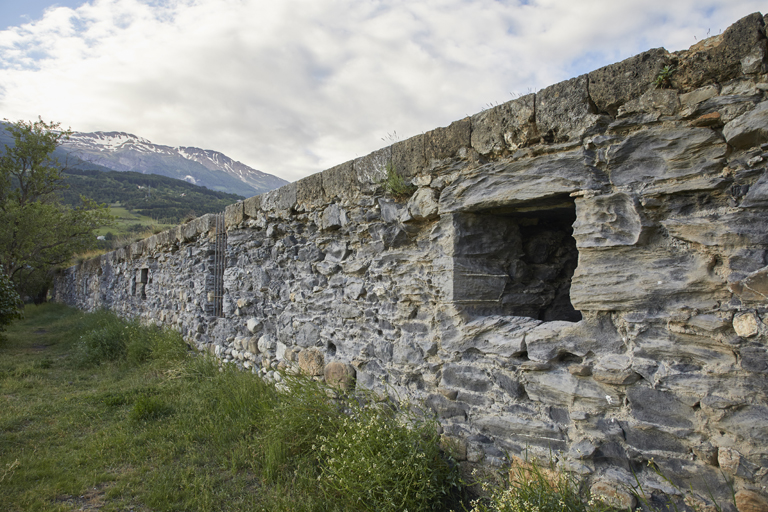 Front Est de l'enceinte, détail du parapet à créneaux et embrasures de la courtine 6-7 , vu du chemin de ronde du rempart