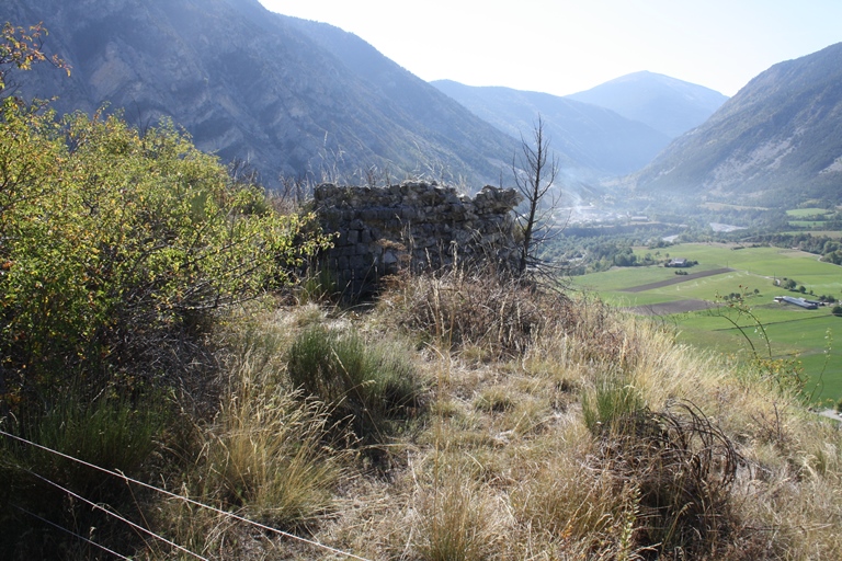 Le site de Tra Castel avec ses vestiges en élévation domine la vallée de Thorame.