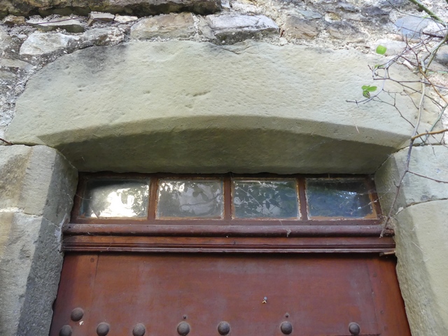Elévation nord, premier niveau. Porte du logis, linteau chanfreiné délardé.