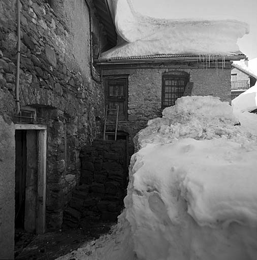 Paysage d'hiver au Chazelet. Blettes de fumier de mouton entreposées près d'une porte.