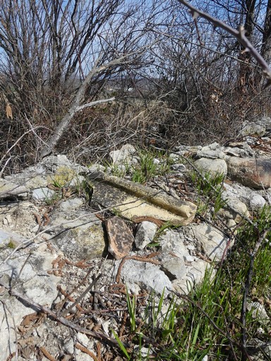 Fragment de tegulae remployé dans la maçonnerie d'un bassin d'arrosage, au pied oriental du site du Prieuré Saint-Jean.