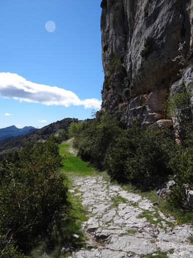 Ancienne voie romaine, au pied des falaises de Notre-Dame.