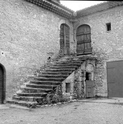 Angle nord-est de la cour intérieure, l'escalier d'accès aux granges.