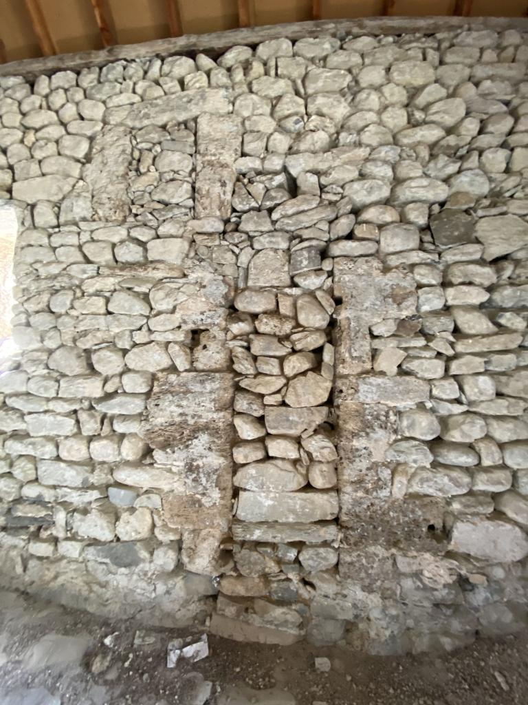 Vue intérieure : les ouvertures bouchées du mur sud.
