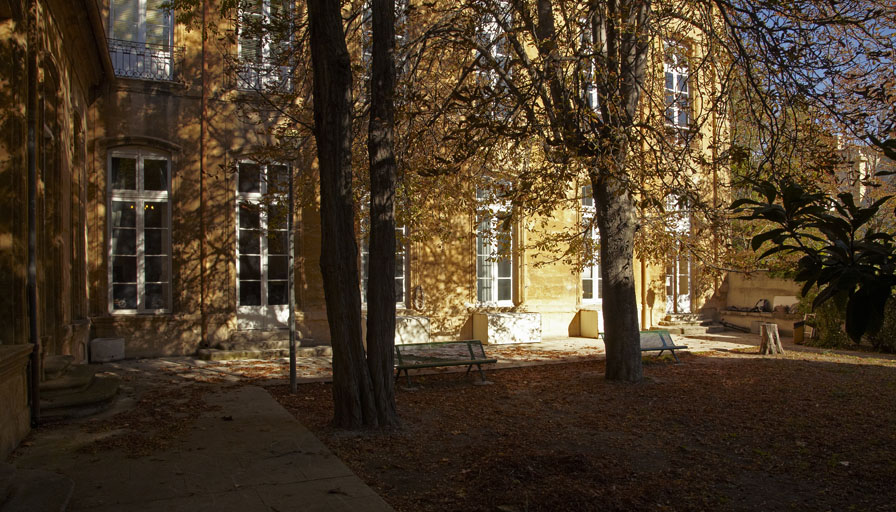 Hôtel de Réauville, puis de La Tour-d'Aigues, puis de Caumont, actuellement conservatoire de musique