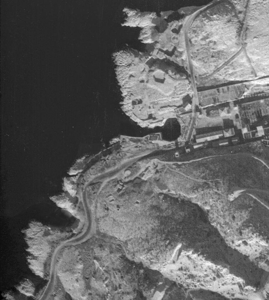 [Vue aérienne verticale de Marseille, quartiers de la Pointe Rouge et de la Madrague de Montredon.], 1943. Détail : la batterie basse de l'Escalette en construction],1943.