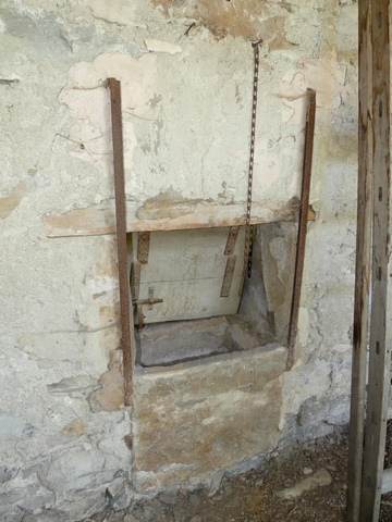 Rez-de-chaussée, loges des étables à cochons. Baie d'auge.