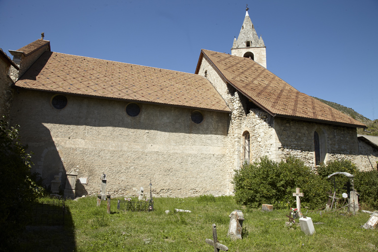 Vue générale de la façade sud, cimetière au premier plan.