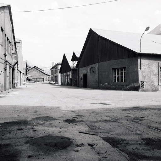 usine électrométallurgique dite usine Péchiney, actuellement magasins de commerce