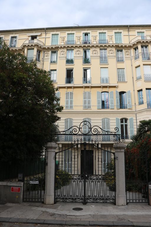 hôtel de voyageurs dit successivement hôtel de Russie, hôtel Saint-Pétersbourg puis hôtel-pension Funel, actuellement immeuble dit Palais Excelsior