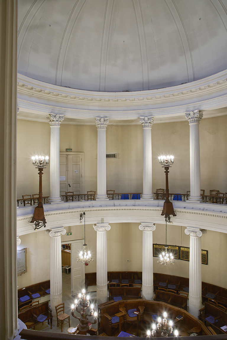 Vue intérieure de l'étage : la tribune des femmes et de la salle prière des hommes vus depuis l'étage et le nord.