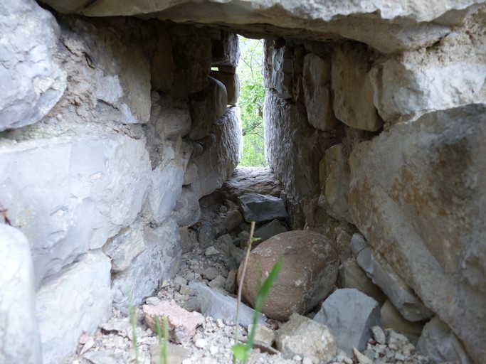 Château. Mur nord, partie basse. Meurtrière, vue de volume.