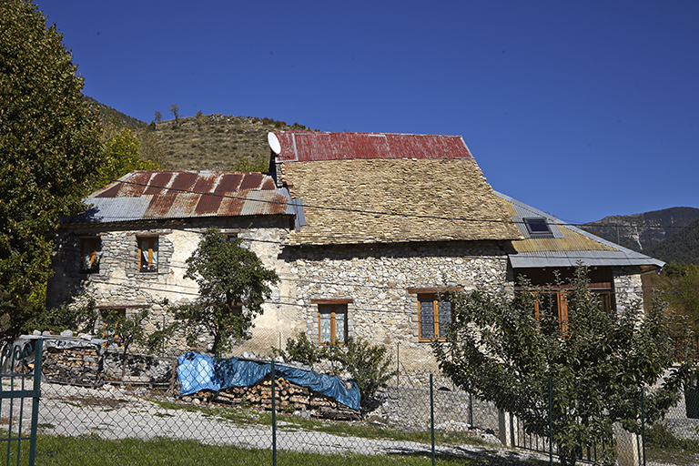 Maisons fusionnées sous une parcelle unique à la sortie est du village (parcelle E 38).