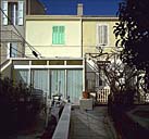 Maison 14 rue Jumelles (L 44) d'une série de trois construite en 1887 pour Urbain Arnaud, boucher. Vue générale de la façade.