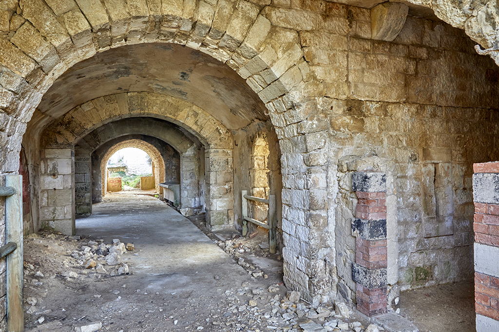 Corps de garde, entrée ouest du tunnel traversant aménagé en 1883 dans une casemate pour le passage de la rue 