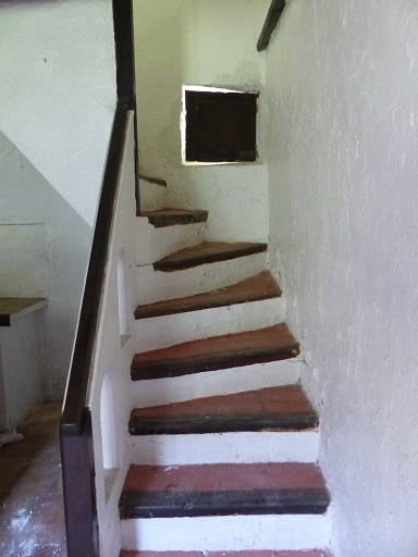 Maison-bloc, bâtiment 1. Rez-de-chaussée surélevé, pièce sud. Escalier dans l'angle sud-est. 