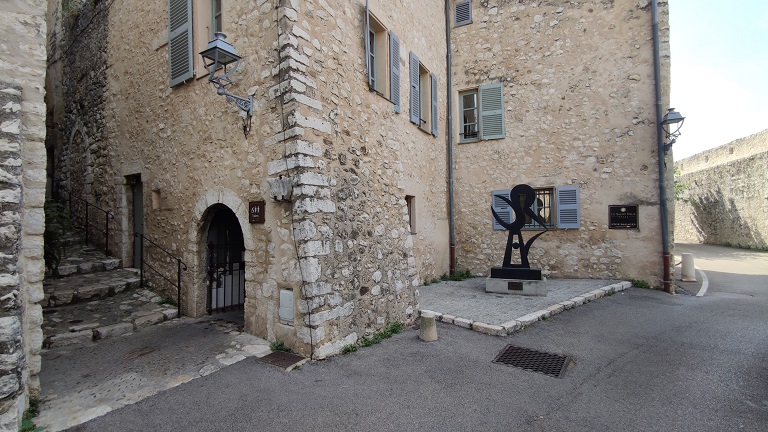 Bâtiment 1 à gauche et bâtiment 2 à droite. Premier et deuxième niveaux. Vue d'ensemble prise du nord-ouest.