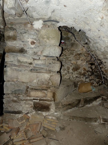 Second étage de soubassement, cellier. Mur sud, escalier.