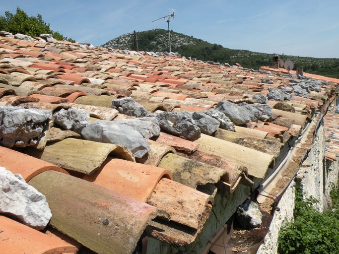 Entreverges. Toit couvert en tuiles creuses, maintenues aux rives par des pierres. (1995 C2 204 à 208, 226, 227)