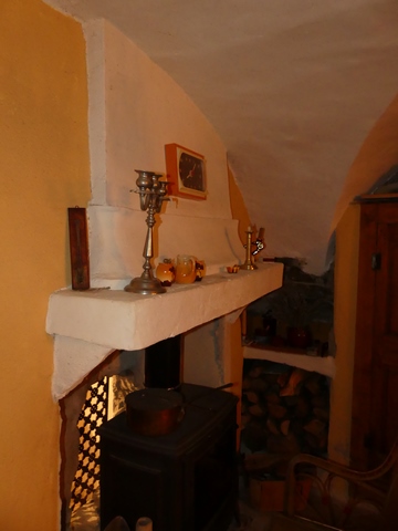 Rez-de-chaussée, logis. Mur est, cheminée.