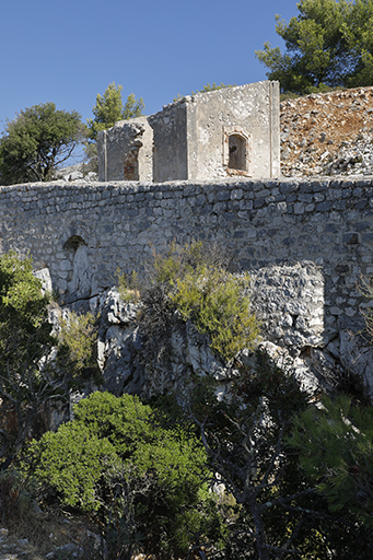 petit bâtiment de la lampisterie, sur la branche nord du chemin de ronde, à l'arrière du mur-parapet du front de gorge