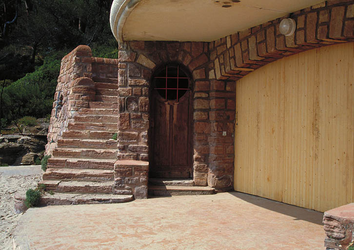 La maison du pêcheur. Etage de soubassement. Départ de l'escalier ouest et entrée de la chambre gauche