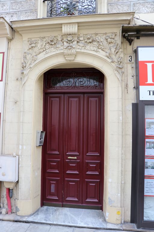 immeubles en série (série de 3) devenus ensuite hôtels de voyageurs sous le nom de Maison Ribeyre et de Touring hôtel, actuellement redevenus immeubles