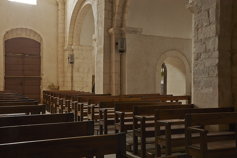 Ensemble de quarante-quatre bancs de fidèles