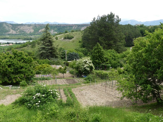 Jardins en contrebas de l'église.