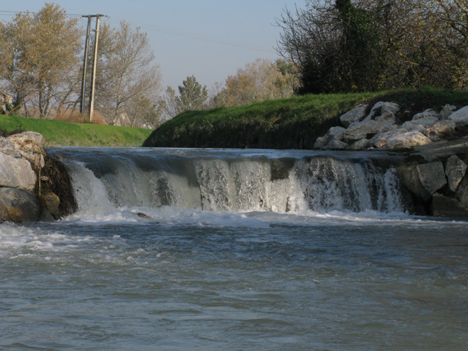 barrage réaménagé en seuil de passage