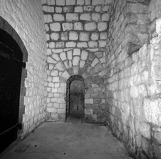 Vestibule du magasin à poudre. A gauche, porte de la chambre à poudre.