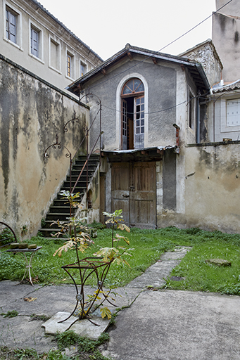 Cour de la maison dite d'Auguste Jouve. Accès au bain situé dans la maçonnerie de l'escalier de la dépendance.