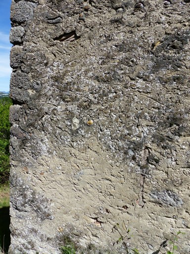 Enduit rustique. Maison située au hameau de Grange-Neuve (Châteauneuf-de-Chabre).