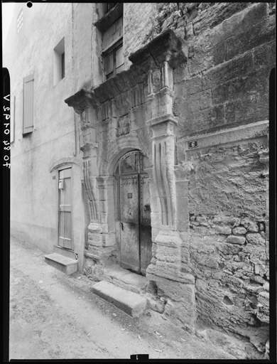 Façade rue Saint-Pierre. Porte.