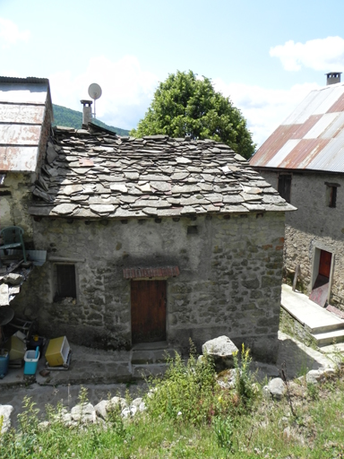 Maison à Argenton (Le Fugeret) au toit couvert en dalles de lauze.