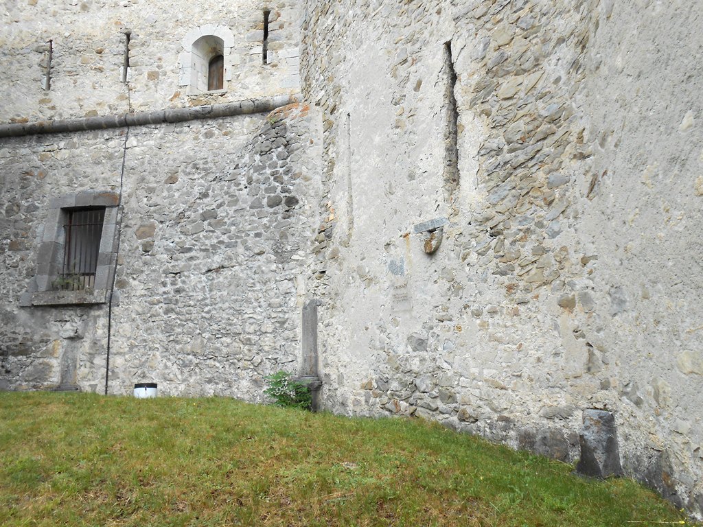 Vue rapprochée de la cour du fort de Savoie : les embases des colonnettes de l'ancienne église paroissiale Saint-Martin sont visible dans l'appareil.