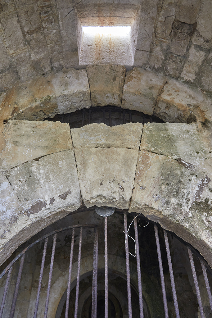 Batterie de 1861, corps de garde crénelé, détail du sas à assommoir de la porte 