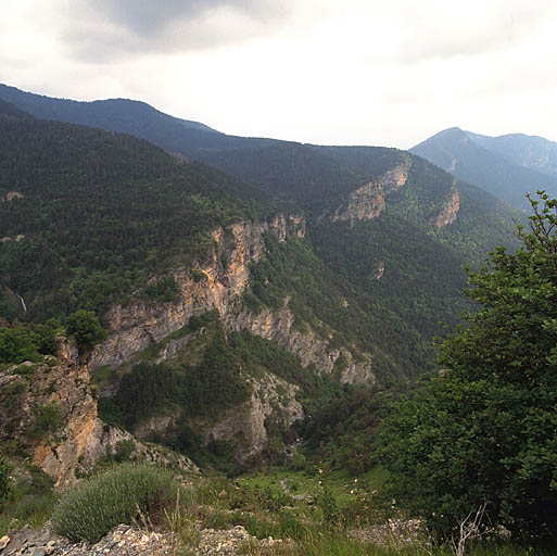 Vue générale des rochers de Servia depuis Castel Tournou.